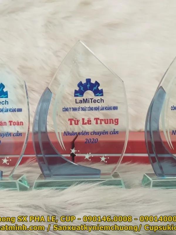 Kỷ niệm chương pha lê, Xưởng sản xuất pha lê (3)