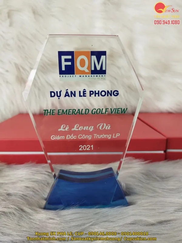 Kỷ niệm chương pha lê, Xưởng sản xuất pha lê (4)