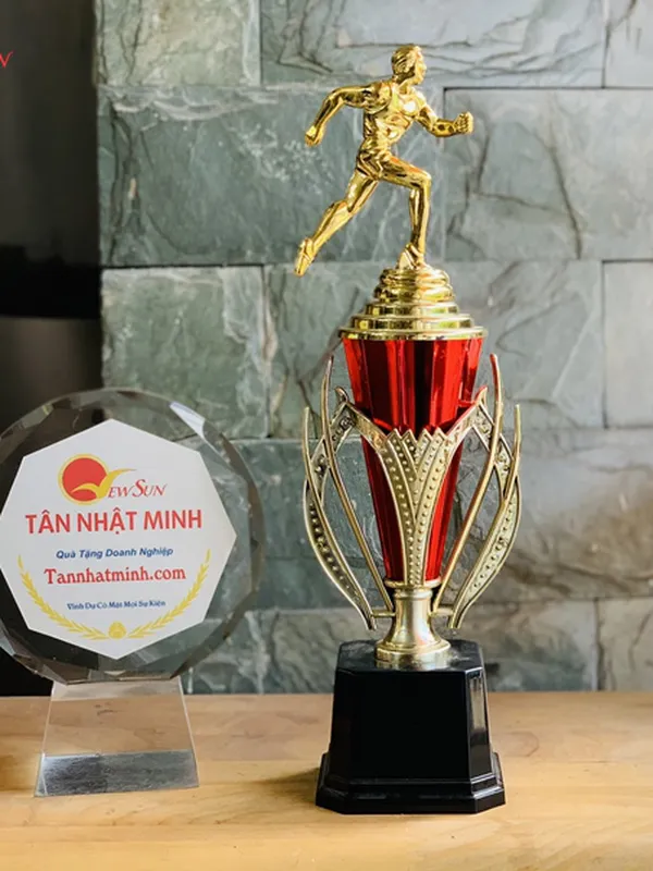 Cúp Nhựa Gắn Người Chạy Bộ 