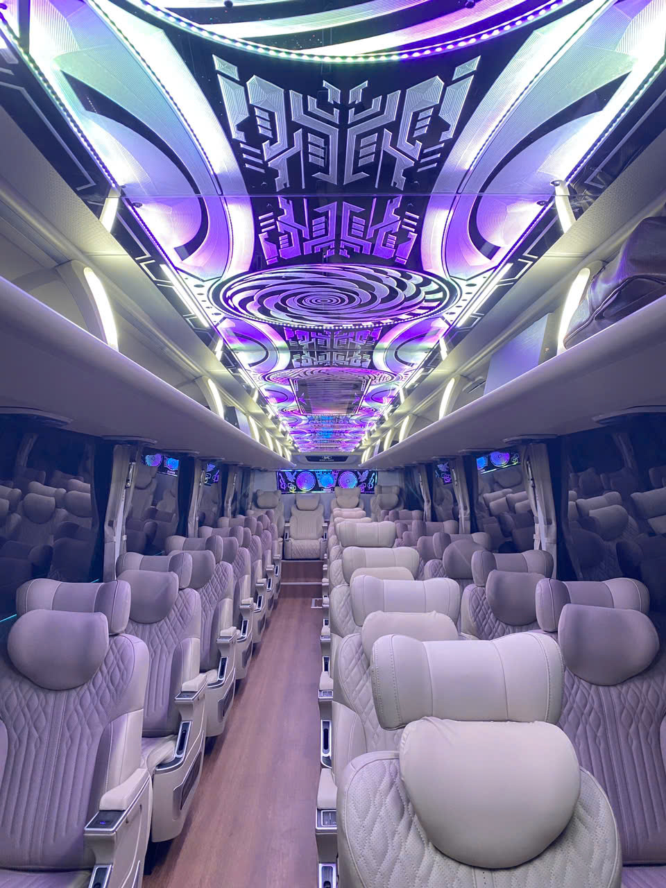 thuê xe 28 chỗ đi Cần Thơ