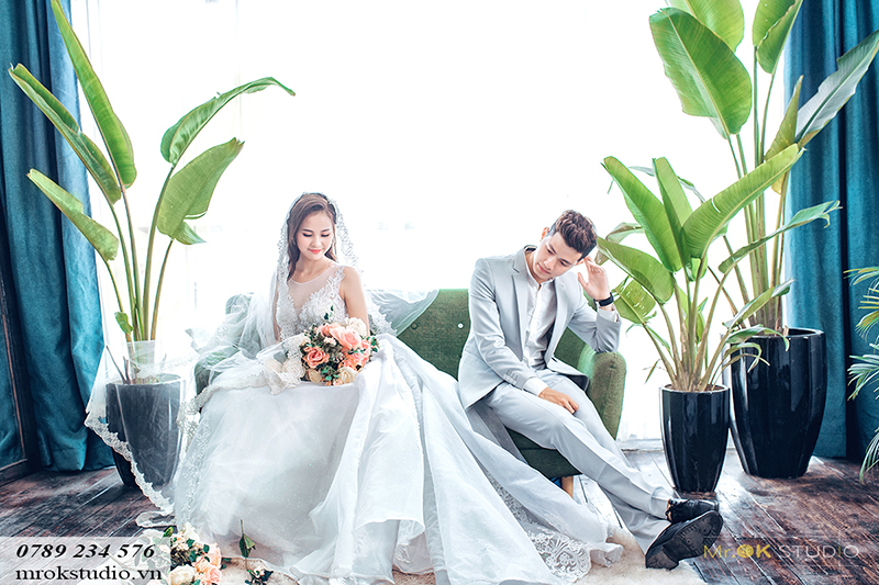 Chụp ảnh cưới ở studio sẽ giúp các cặp đôi thỏa mái diễn xuất, không ngại ngùng và không ảnh hưởng đến sức khỏe vì phải di chuyển xa Chụp ảnh cưới ở studio sẽ giúp các cặp đôi thỏa mái diễn xuất, không ngại ngùng và không ảnh hưởng đến sức khỏe vì phải di chuyển xa