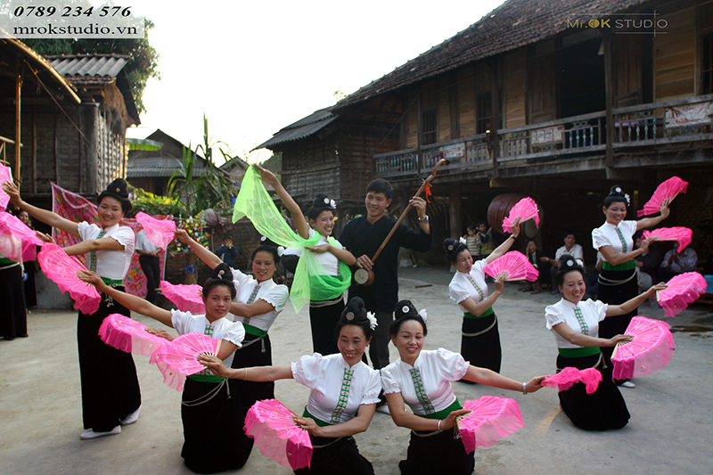 Trang phục của người Thái giúp khoe được đường cong của những cô gái Trang phục của người Thái giúp khoe được đường cong của những cô gái