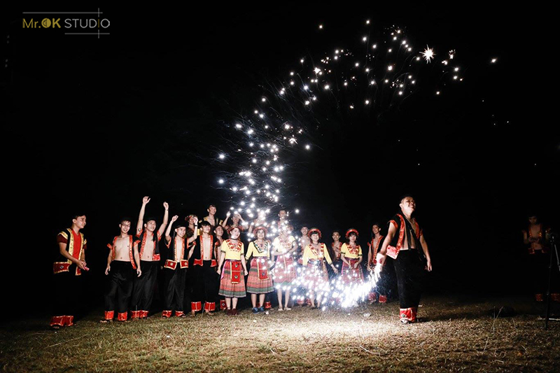 Pháo sáng chính là phụ kiện cần thiết cho buổi chụp ảnh kỷ yếu party night Pháo sáng chính là phụ kiện cần thiết cho buổi chụp ảnh kỷ yếu party night