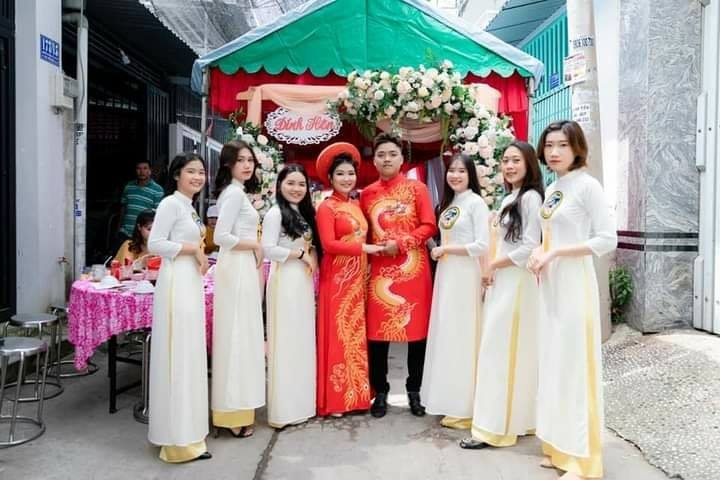 Áo dài bưng quả truyền thống