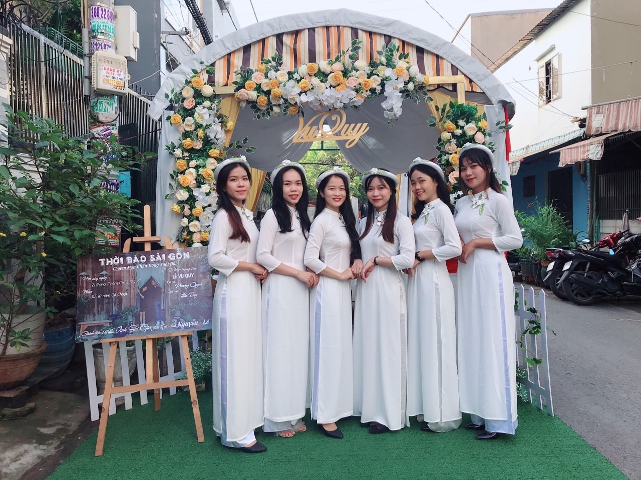 áo dài bưng quả trắng