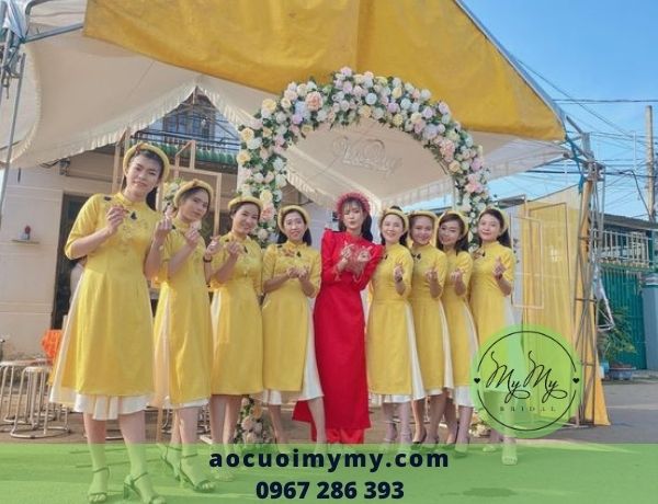 Áo dài bê quả cách tân vàng