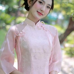 ÁO DÀI BƯNG QUẢ NỮ HỒNG HỌA TIẾT HOA VÀ BƯỚM