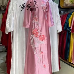 ÁO DÀI BÀ SUI HÒNG THÊU HOA SEN NGHỆ THUẬT