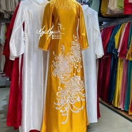 ÁO DÀI BÀ SUI VÀNG THÊU HOA CÚC ĐẠI ĐÓA