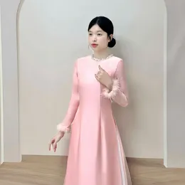 ÁO DÀI CÔ DÂU HỒNG CỔ TRÒN TAY KẾT LÔNG VŨ