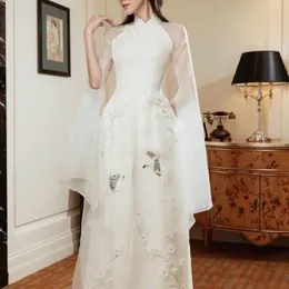 ÁO DÀI CÔ DÂU TRẮNG CÁCH ĐIỆU XẺ TÀ