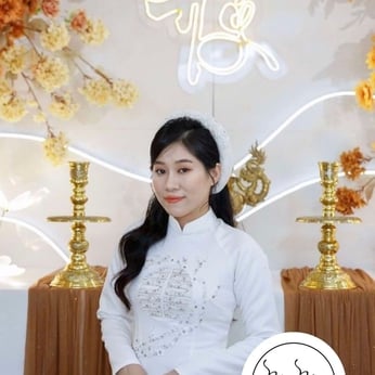 ÁO DÀI CÔ DÂU TRẮNG CHỮ HỶ KẾT HOA NHÍ