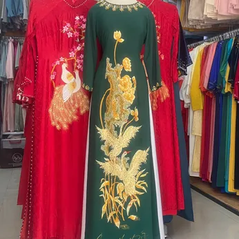 ÁO DÀI BÀ SUI XANH LÁ THÊU CHIM HẠC VÀNG