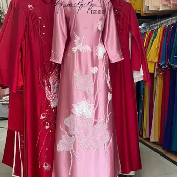 ÁO DÀI BÀ SUI HỒNG ĐÍNH KẾT CHIM HẠC VÀ HOA SEN