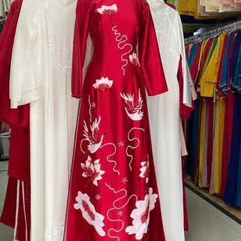 ÁO DÀI BÀ SUI ĐỎ THÊU HẠC TRẮNG VÀ HOA SEN SANG TRỌNG