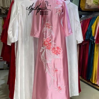 ÁO DÀI BÀ SUI HÒNG THÊU HOA SEN NGHỆ THUẬT
