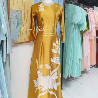 ÁO DÀI BÀ SUI VÀNG ĐÍNH KẾT HOA CÚC TRẮNG