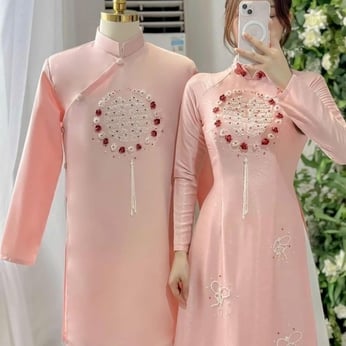 ÁO DÀI CẶP HỒNG CHỮ HỶ HOA NHÍ