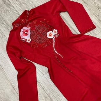 ÁO DÀI CÔ DÂU ĐỎ KẾT CHỮ HỶ VÀ HOA HỒNG