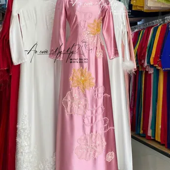 ÁO DÀI BÀ SUI HỒNG ĐÍNH KẾT HOA SEN VÀNG