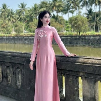 ÁO DÀI BÀ SUI HỒNG THÊU HOA NHÍ