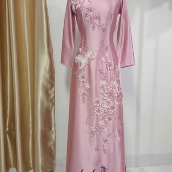 ÁO DÀI SUI HỒNG HỌA TIẾT HOA CÚC VÀ CHIM HẠC