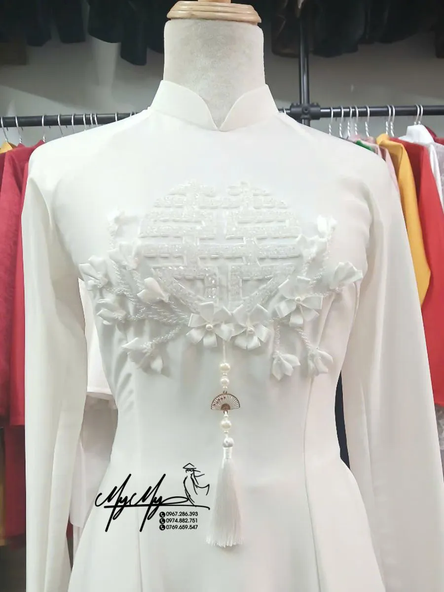 ÁO DÀI CÔ DÂU TRẮNG CHỮ HỶ VÀ HOA