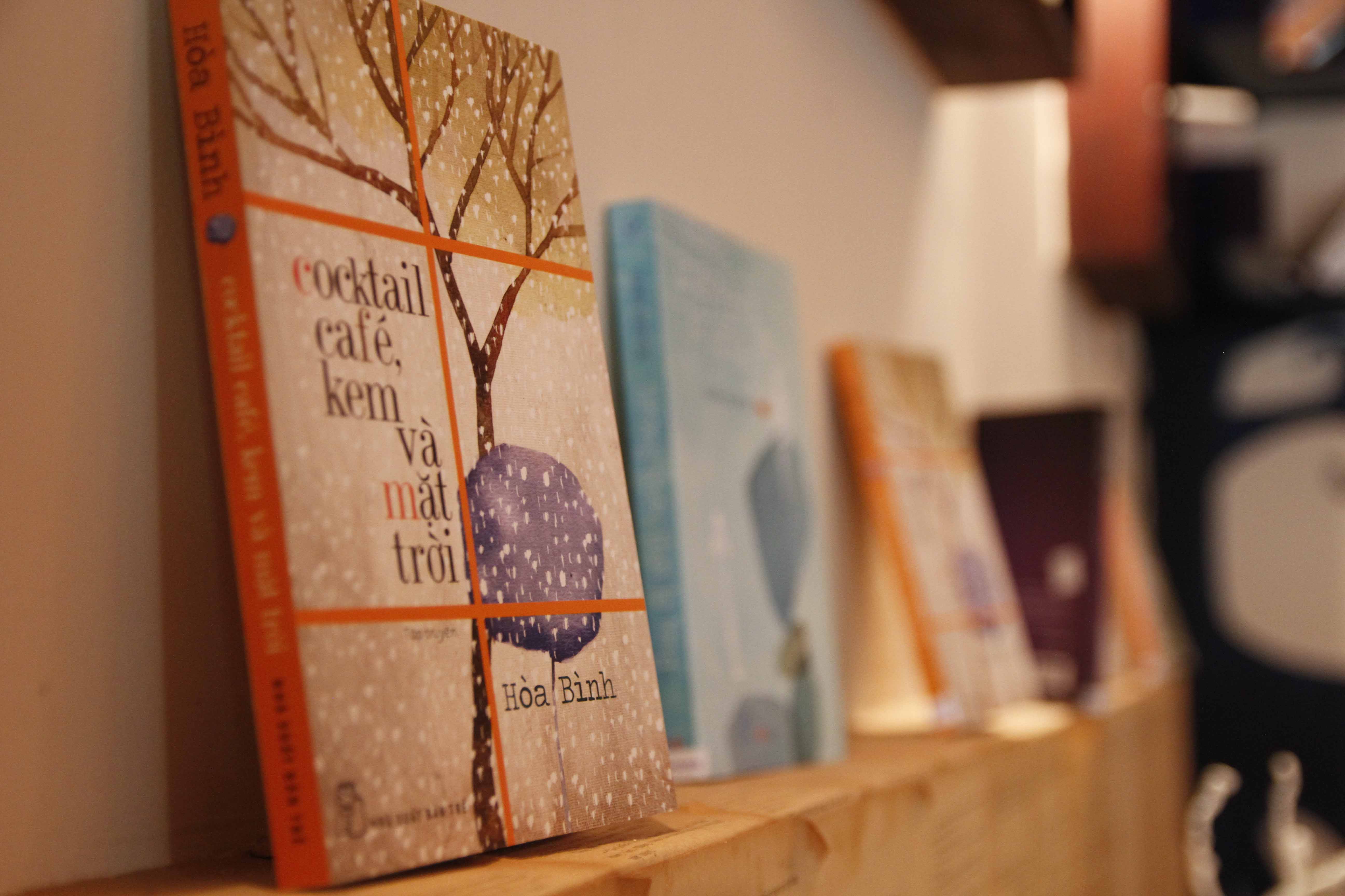 "Cocktail, cafe, kem và mặt trời" - Tập truyện ngắn của Hoà Bình "Cocktail, cafe, kem và mặt trời" - Tập truyện ngắn của Hoà Bình