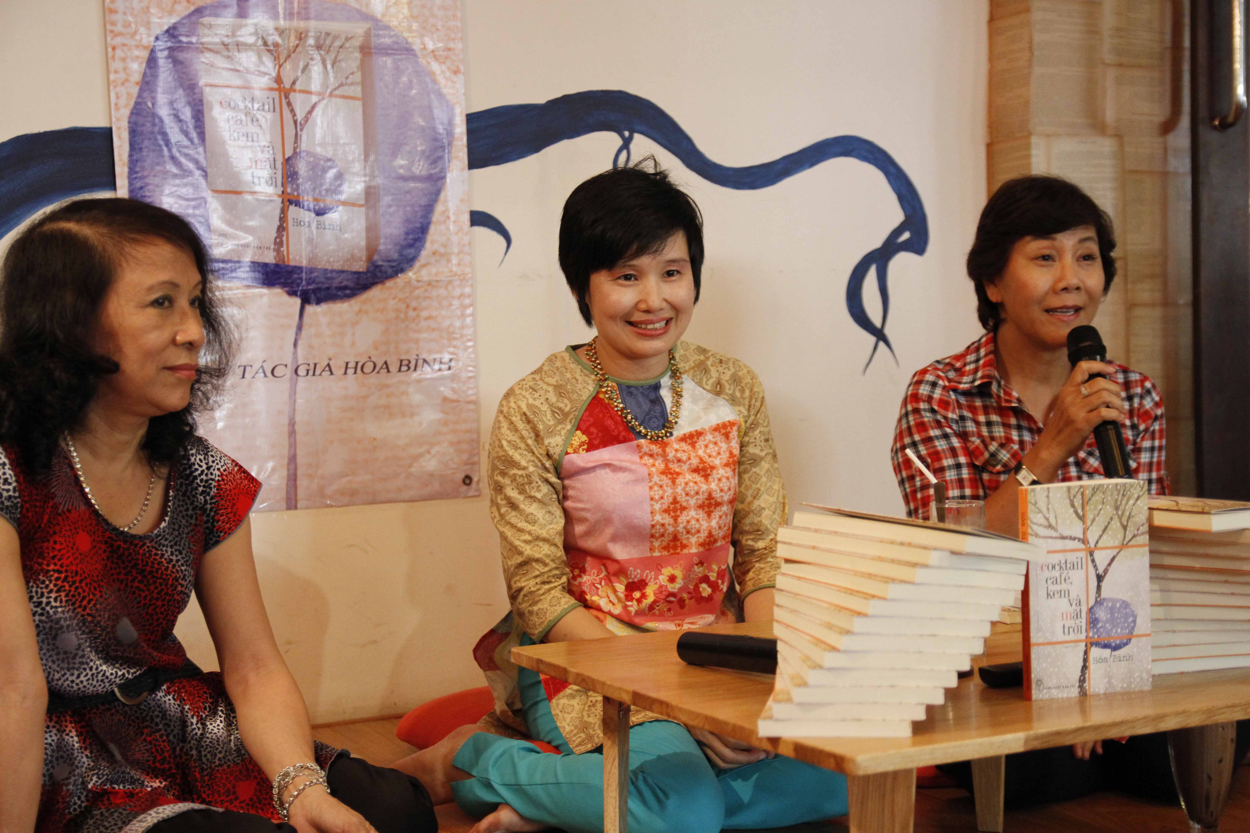 Nhà văn Ngô Thị Kim Cúc và Nguyễn Thị Hậu chia vui với Hoà Bình Nhà văn Ngô Thị Kim Cúc và Nguyễn Thị Hậu chia vui với Hoà Bình