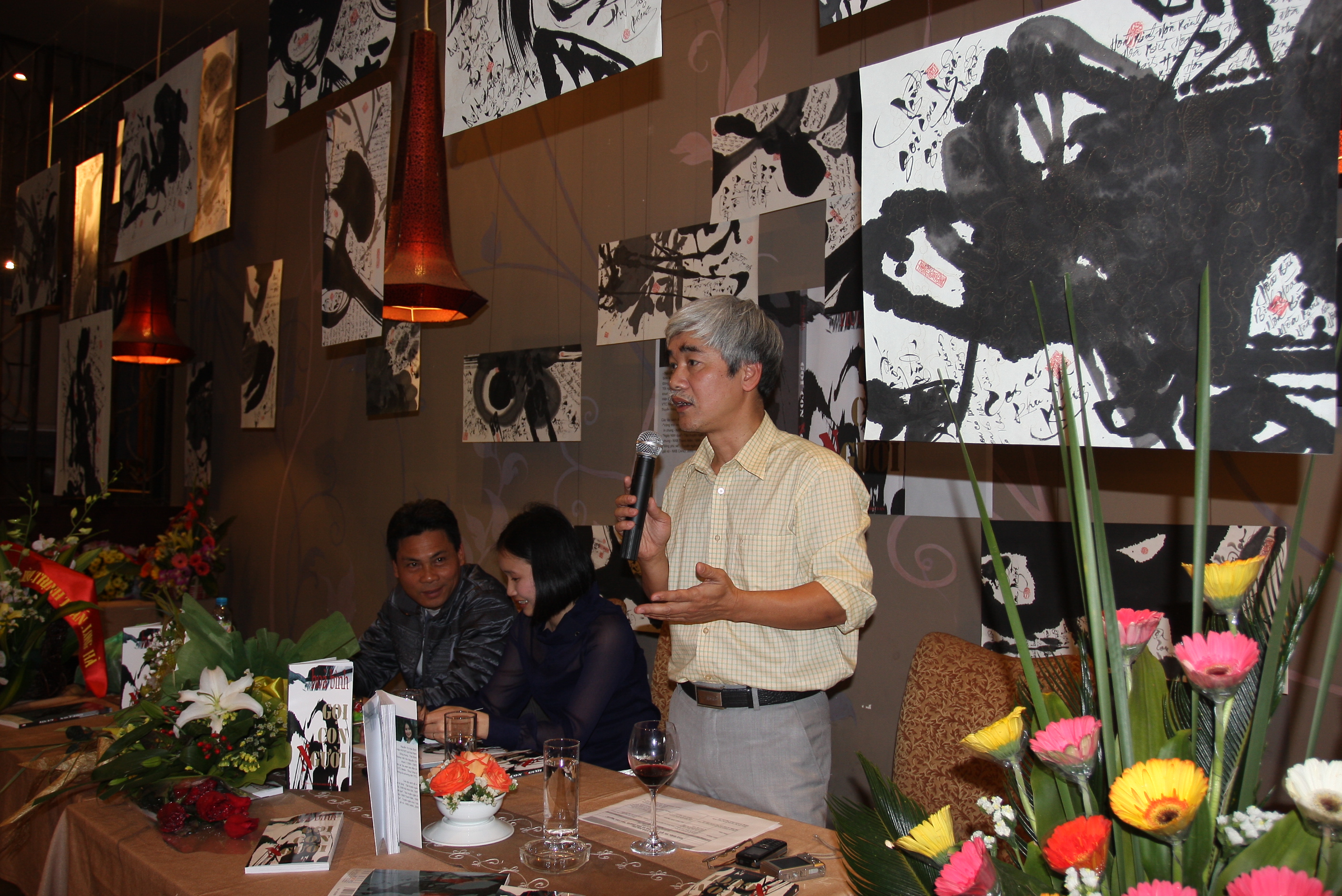 Nhà phê bình Phạm Xuân Nguyên tại buổi Ra mắt tiểu thuyết Gọi con người Nhà phê bình Phạm Xuân Nguyên tại buổi Ra mắt tiểu thuyết Gọi con người