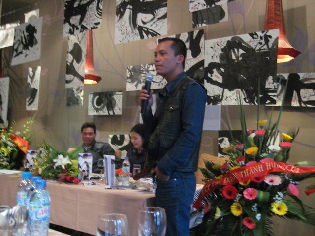 Thư pháp gia Trịnh Tuấn phát biểu về quá trình sáng tạo với tranh chữ Thư pháp gia Trịnh Tuấn phát biểu về quá trình sáng tạo với tranh chữ