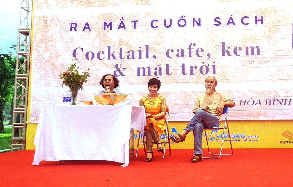 Nhà phê bình Văn Giá - tác giả Hoà Bình - Nhà phê bình Phạm Xuân Nguyên tại buổi ra mắt tập truyện tại Hà Nội Nhà phê bình Văn Giá - tác giả Hoà Bình - Nhà phê bình Phạm Xuân Nguyên tại buổi ra mắt tập truyện tại Hà Nội