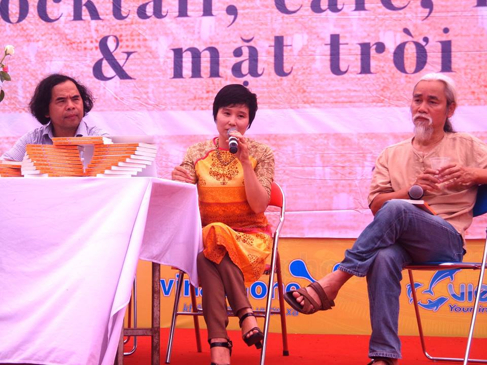 Nhà phê bình Văn Giá - tác giả Hoà Bình - Nhà phê bình Phạm Xuân Nguyên tại buổi ra mắt tập truyện tại Hà Nội Nhà phê bình Văn Giá - tác giả Hoà Bình - Nhà phê bình Phạm Xuân Nguyên tại buổi ra mắt tập truyện tại Hà Nội