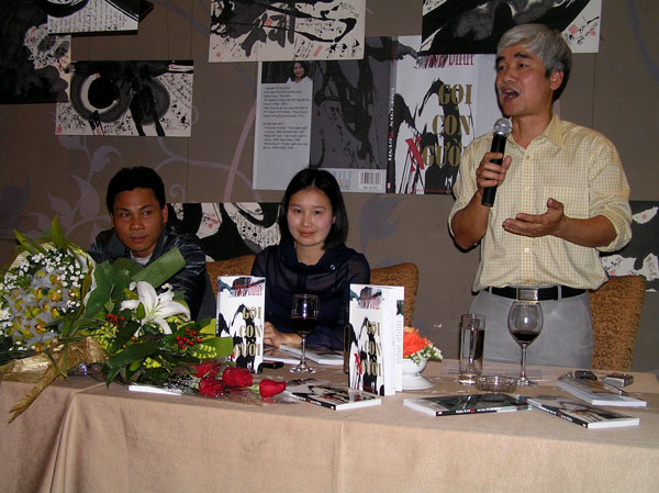 Nhà phê bình Nguyễn Chí Hoan (bên trái) và NPB Phạm Xuân Nguyên đang phát biểu Nhà phê bình Nguyễn Chí Hoan (bên trái) và NPB Phạm Xuân Nguyên đang phát biểu