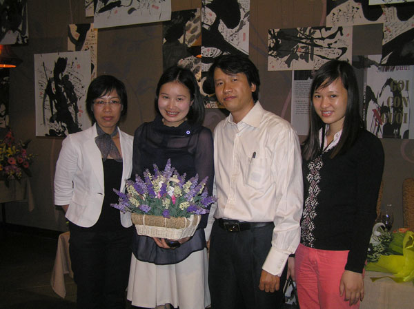 Tác giả chụp hình lưu niệm cùng gia đình và bạn bè đến chúc mừng cuốn tiểu thuyết Tác giả chụp hình lưu niệm cùng gia đình và bạn bè đến chúc mừng cuốn tiểu thuyết