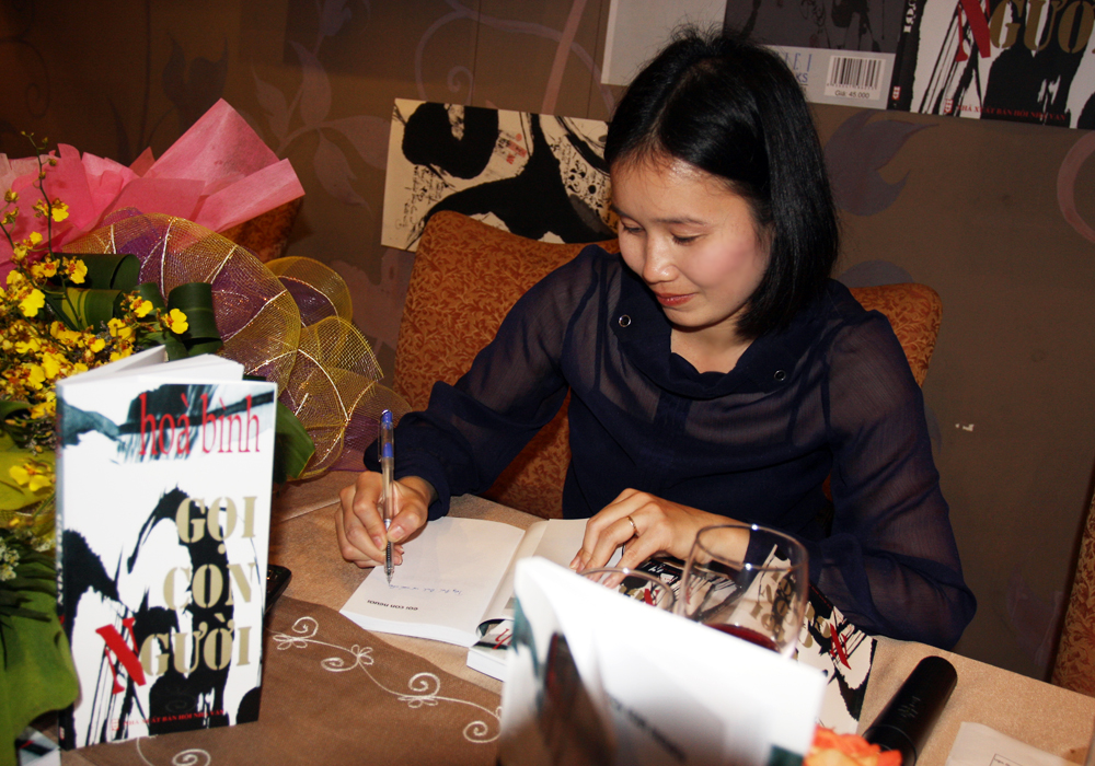 Tác giả ký sách tại buổi ra mắt tiểu thuyết "Gọi con người" Tác giả ký sách tại buổi ra mắt tiểu thuyết "Gọi con người"