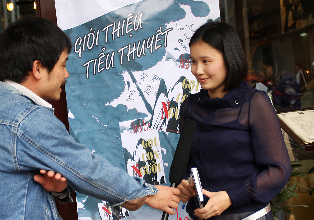 Tác giả trả lời phỏng vấn Truyền hình Nhân Dân Tác giả trả lời phỏng vấn Truyền hình Nhân Dân