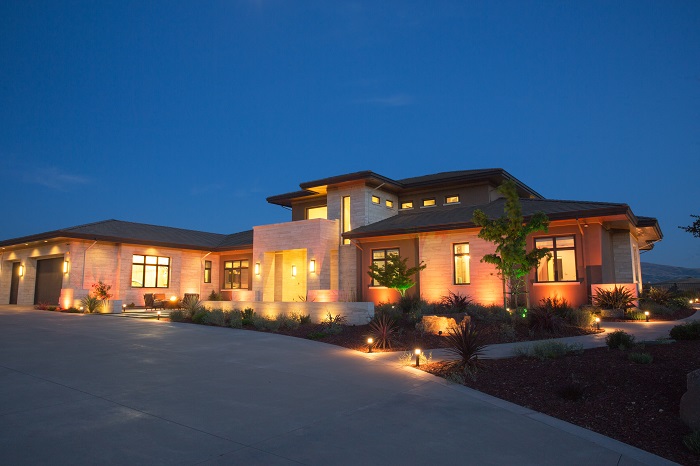 Ngôi nhà được lắp đặt đèn cảnh quan Ngôi nhà được lắp đặt đèn cảnh quan