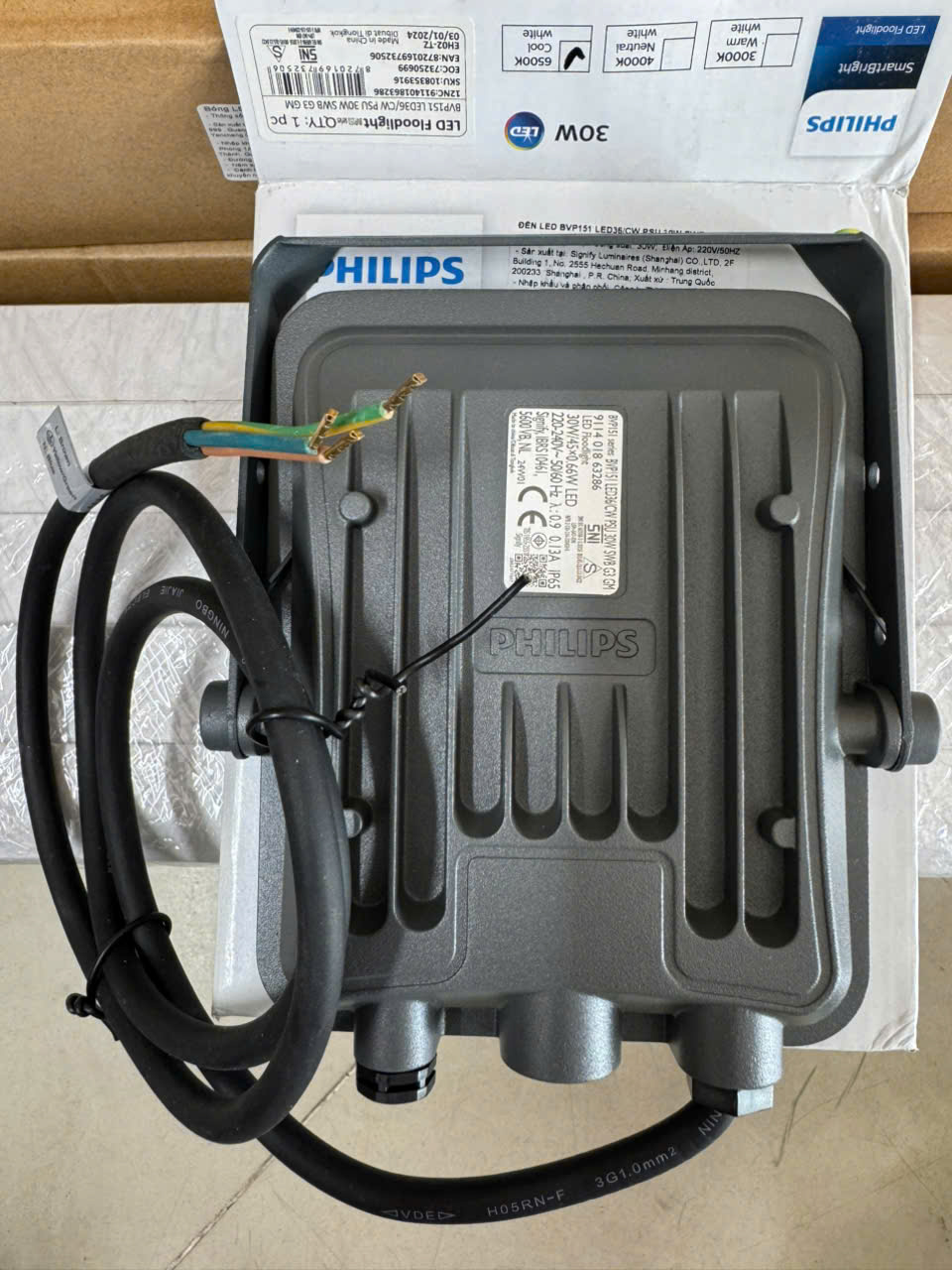 Thiết kế bền bỉ của Đèn pha led ngoài trời Floodlight Philips BVP151 đảm bảo hiệu suất lâu dài.