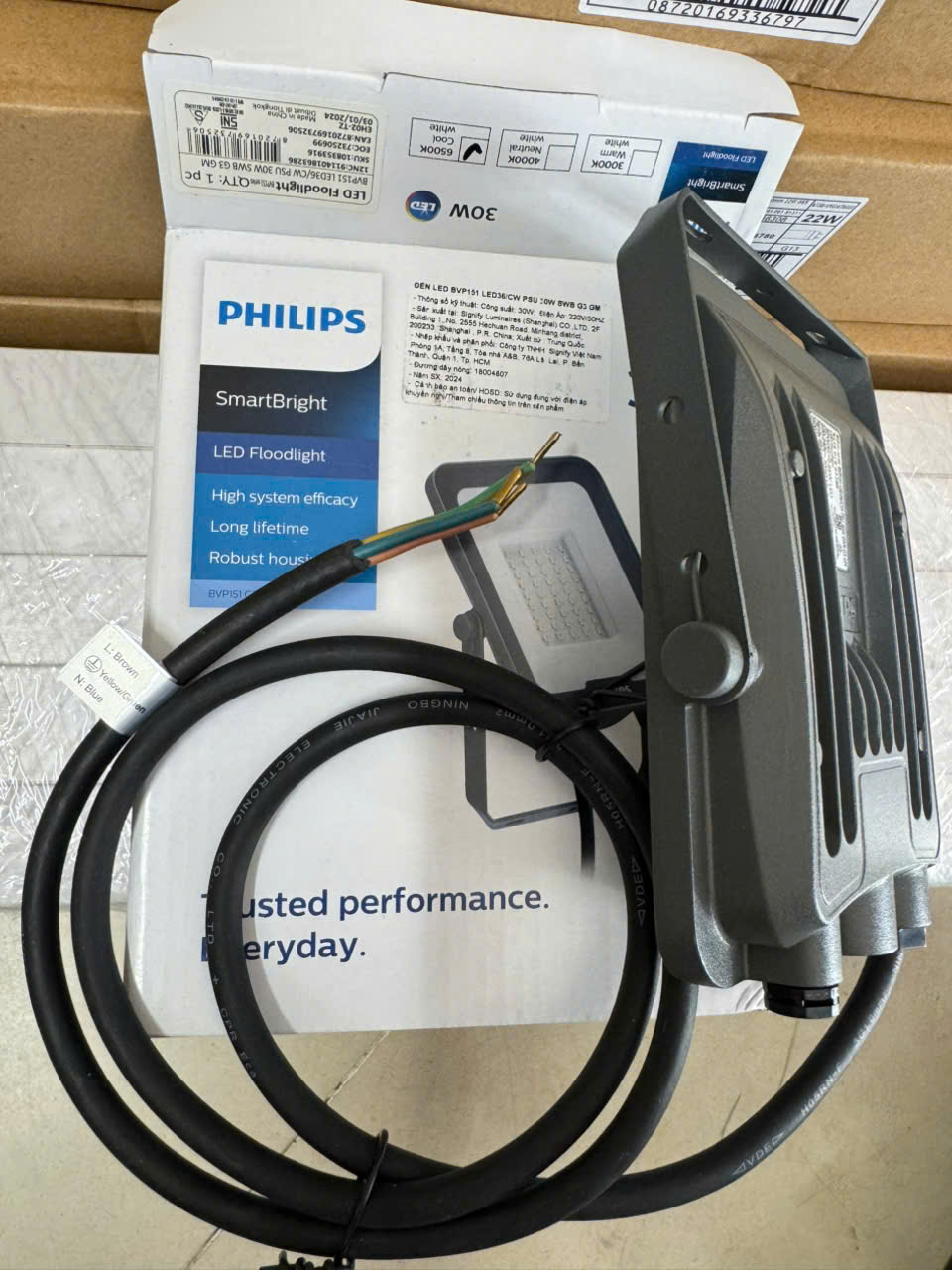 Tận hưởng sự an toàn và vẻ đẹp vượt trội với Đèn pha led ngoài trời Floodlight Philips BVP151.