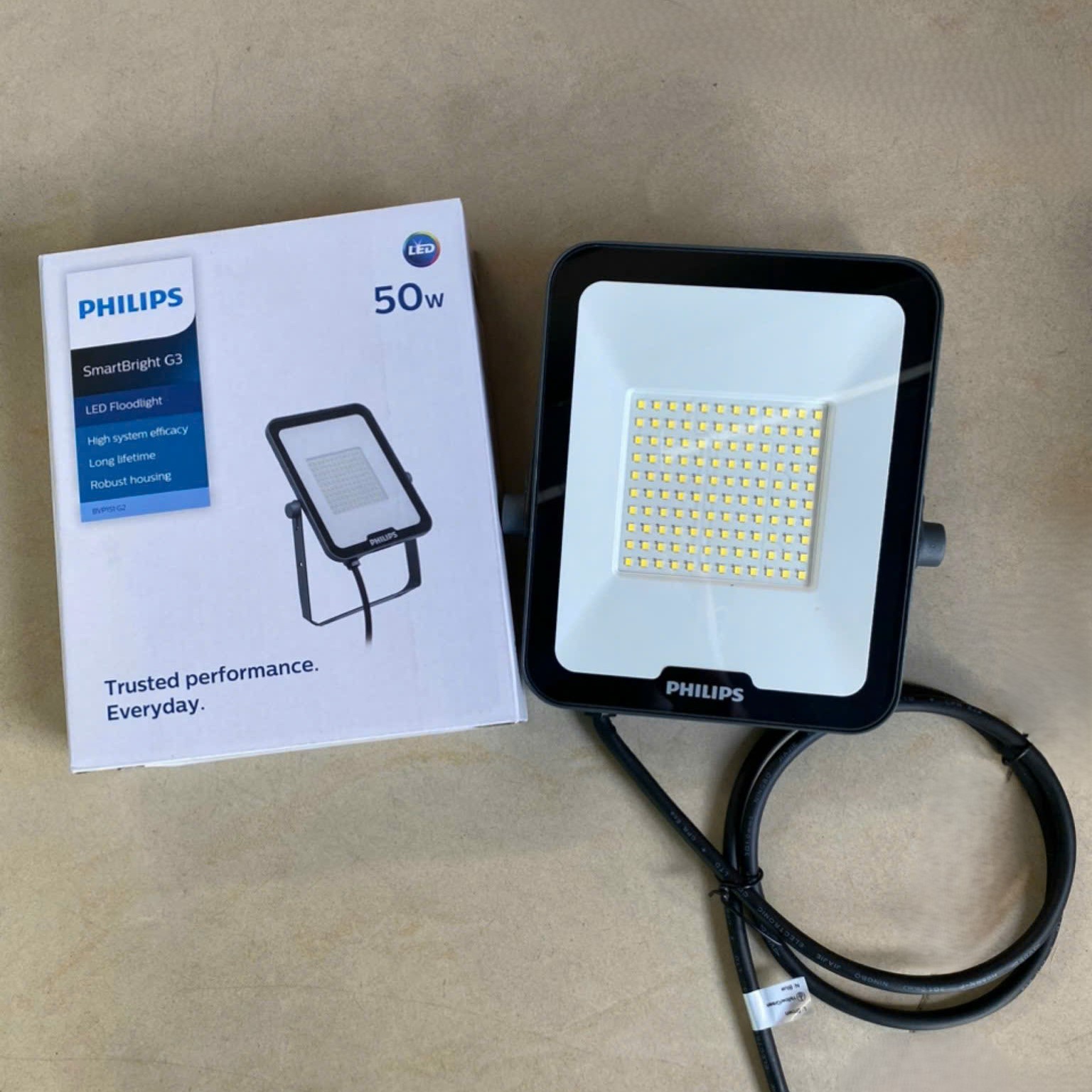 Ánh sáng tinh khiết từ Đèn pha led ngoài trời Philips BVP151