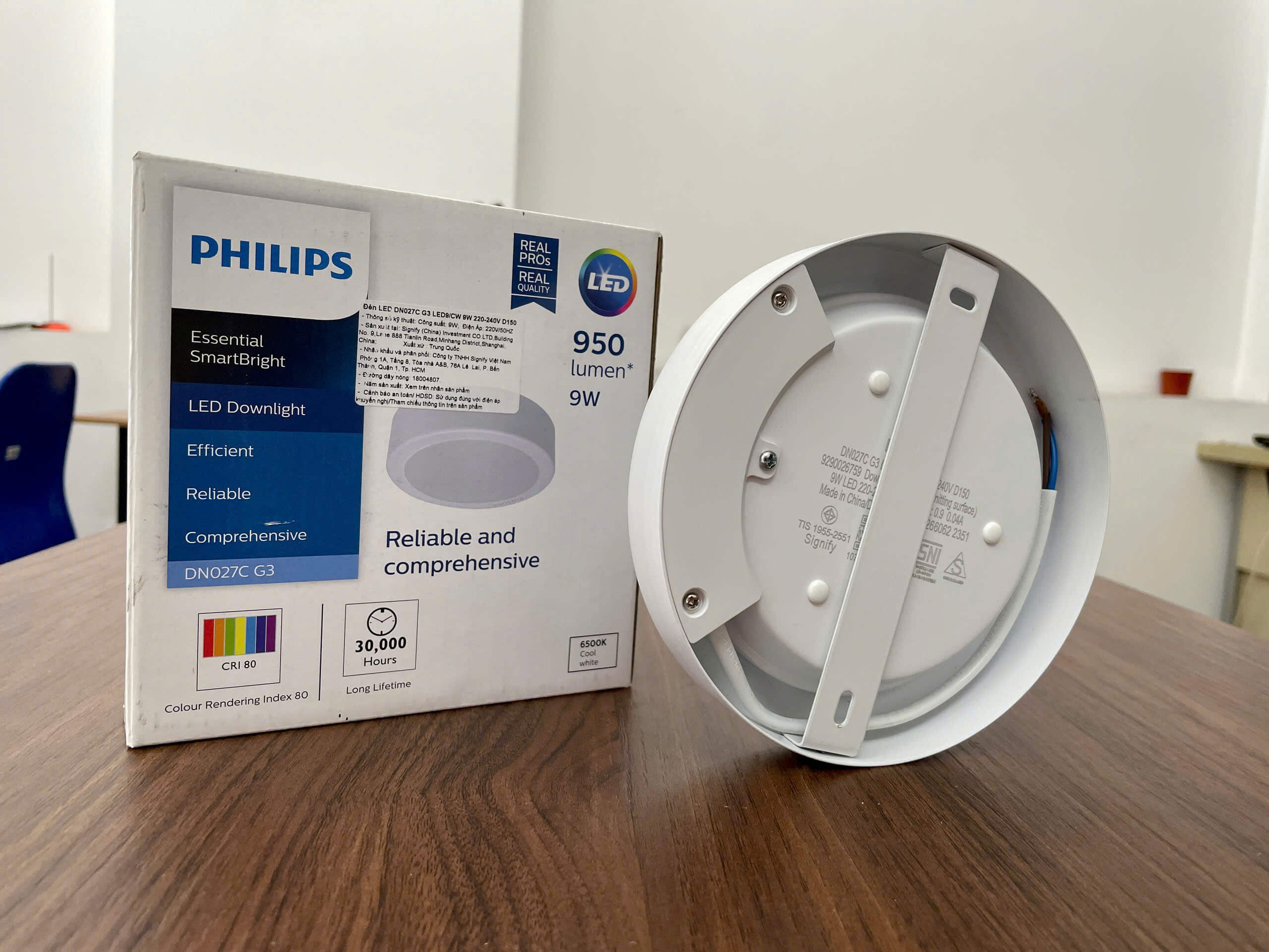 Ánh sáng trắng từ Đèn downlight ốp trần lắp nổi Led Philips DN027C kiến tạo không gian sang trọng.