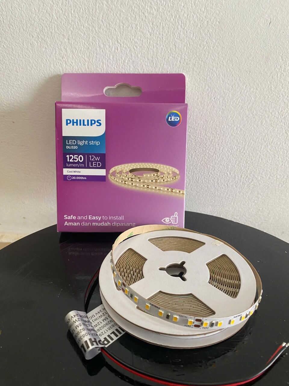 Không gian cửa hàng trang sức lung linh với đèn LED dây Philips