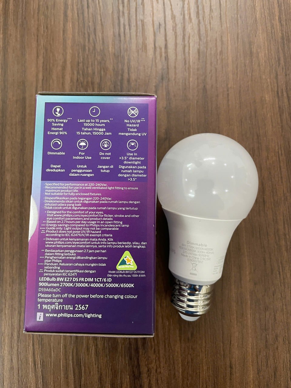 Ánh sáng từ bóng đèn Philips 8W tạo không gian làm việc lý tưởng