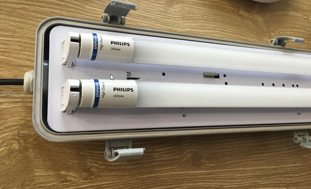 Máng đèn chống thấm Philips 1m2 TCW060C T-Led sử dụng bóng đèn Ledtube cao cấp Master Philips UO 15.5W 865 T8 cho tuổi thọ đến 50,000 giờ và quang thông lên đến 5,000Lm Máng đèn chống thấm Philips 1m2 TCW060C T-Led sử dụng bóng đèn Ledtube cao cấp Master Philips UO 15.5W 865 T8 cho tuổi thọ đến 50,000 giờ và quang thông lên đến 5,000Lm
