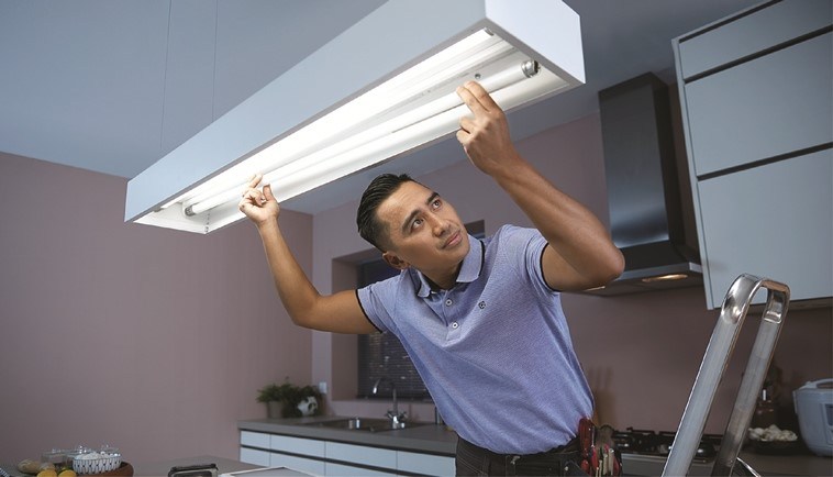 Lắp đặt bóng đèn tuýp LED Philips 1m2 siêu sáng tại nhà Lắp đặt bóng đèn tuýp LED Philips 1m2 siêu sáng tại nhà