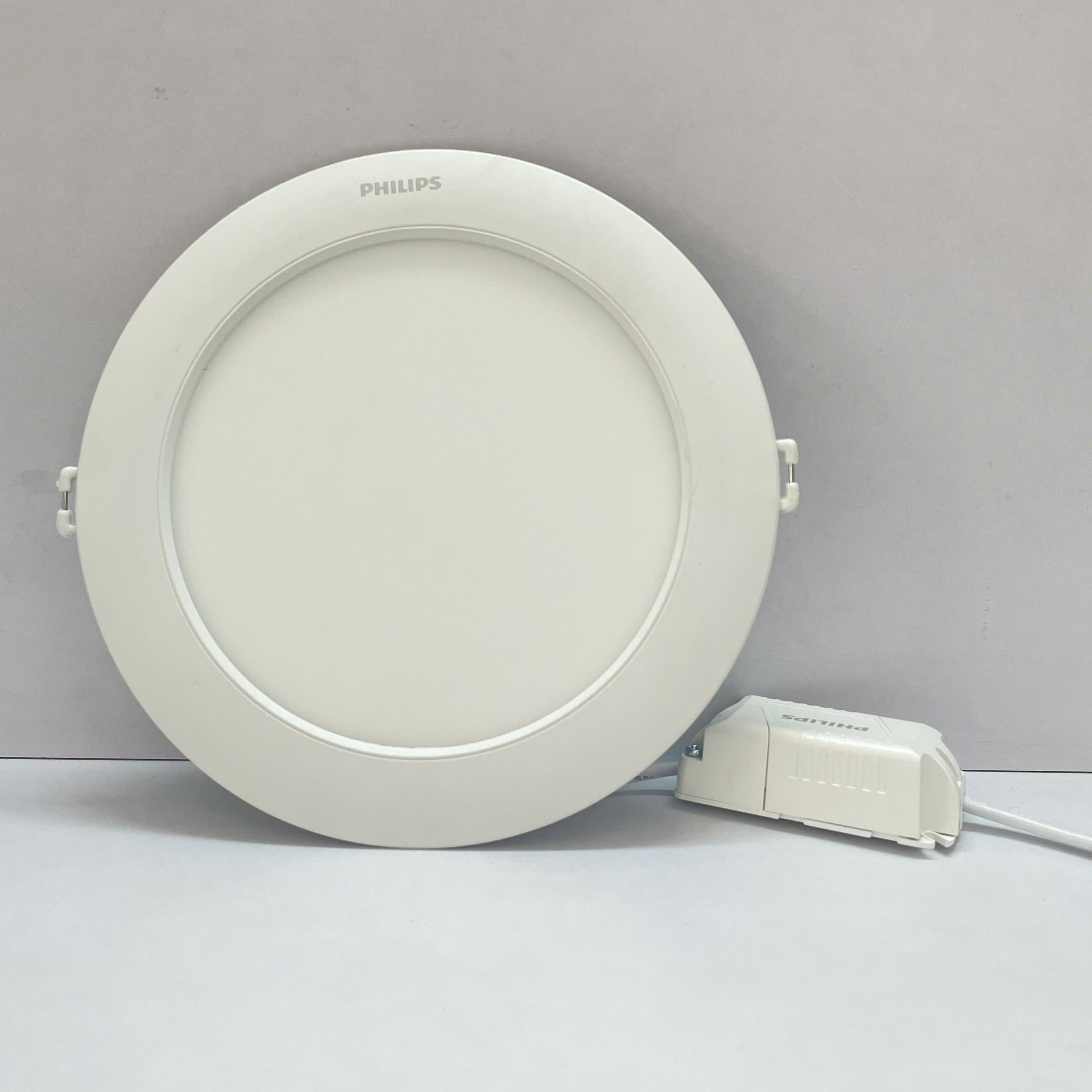 Ánh sáng trung tính 4000K từ đèn downlight Philips DL262