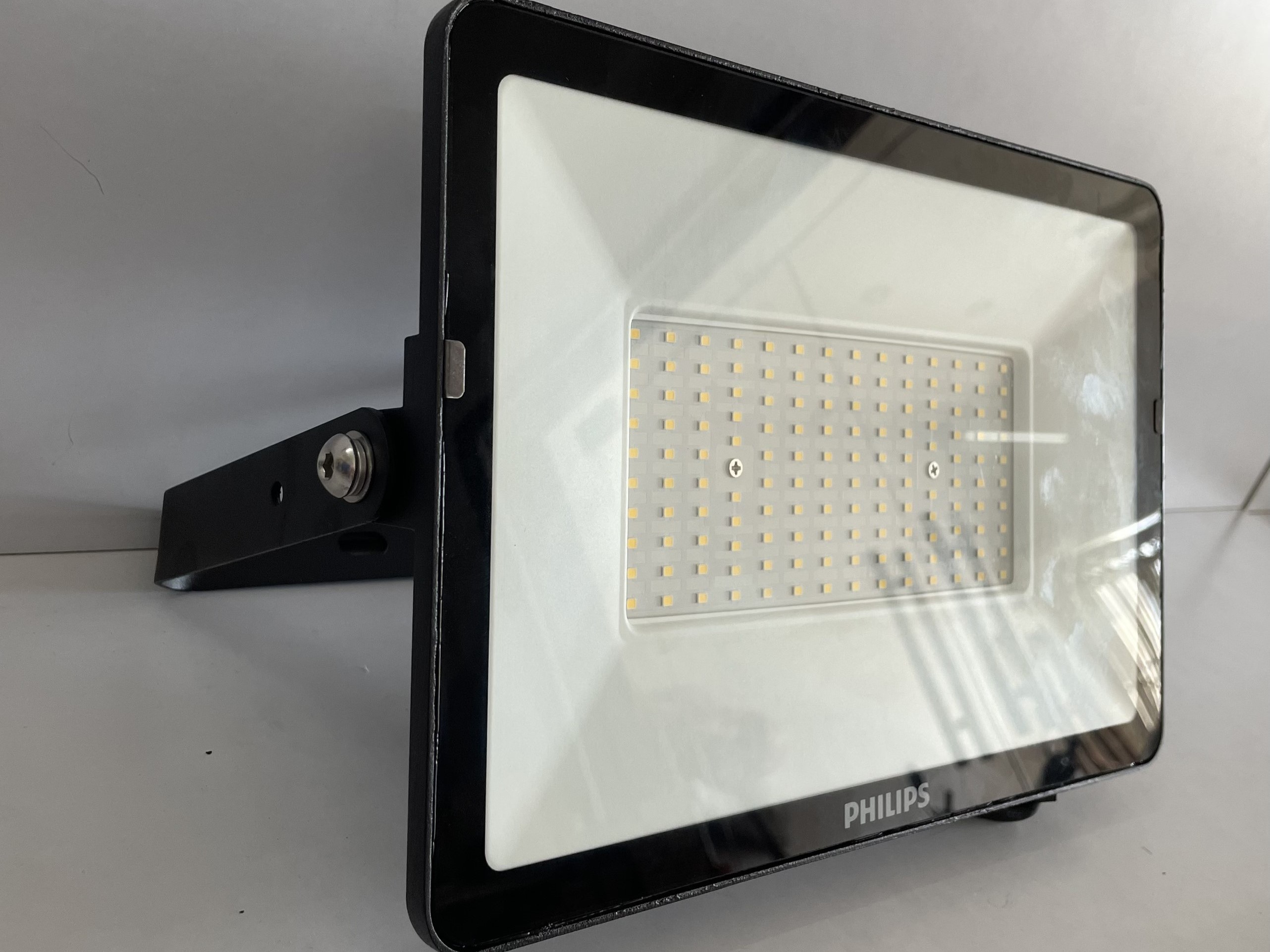 Lắp đặt Đèn pha led ngoài trời Floodlight Philips BVP150