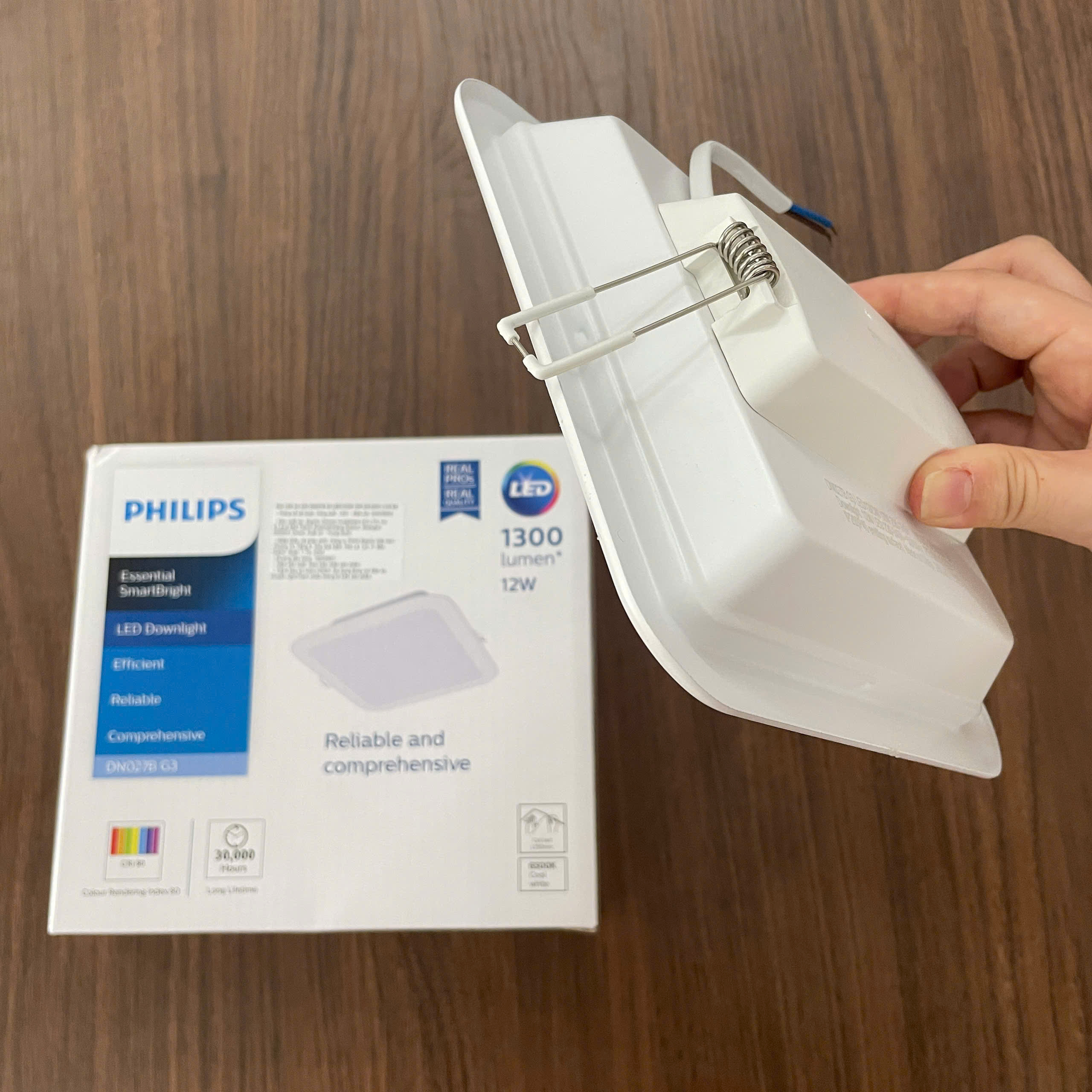 Lắp đặt đèn downlight âm trần vuông Led Philips DN027B