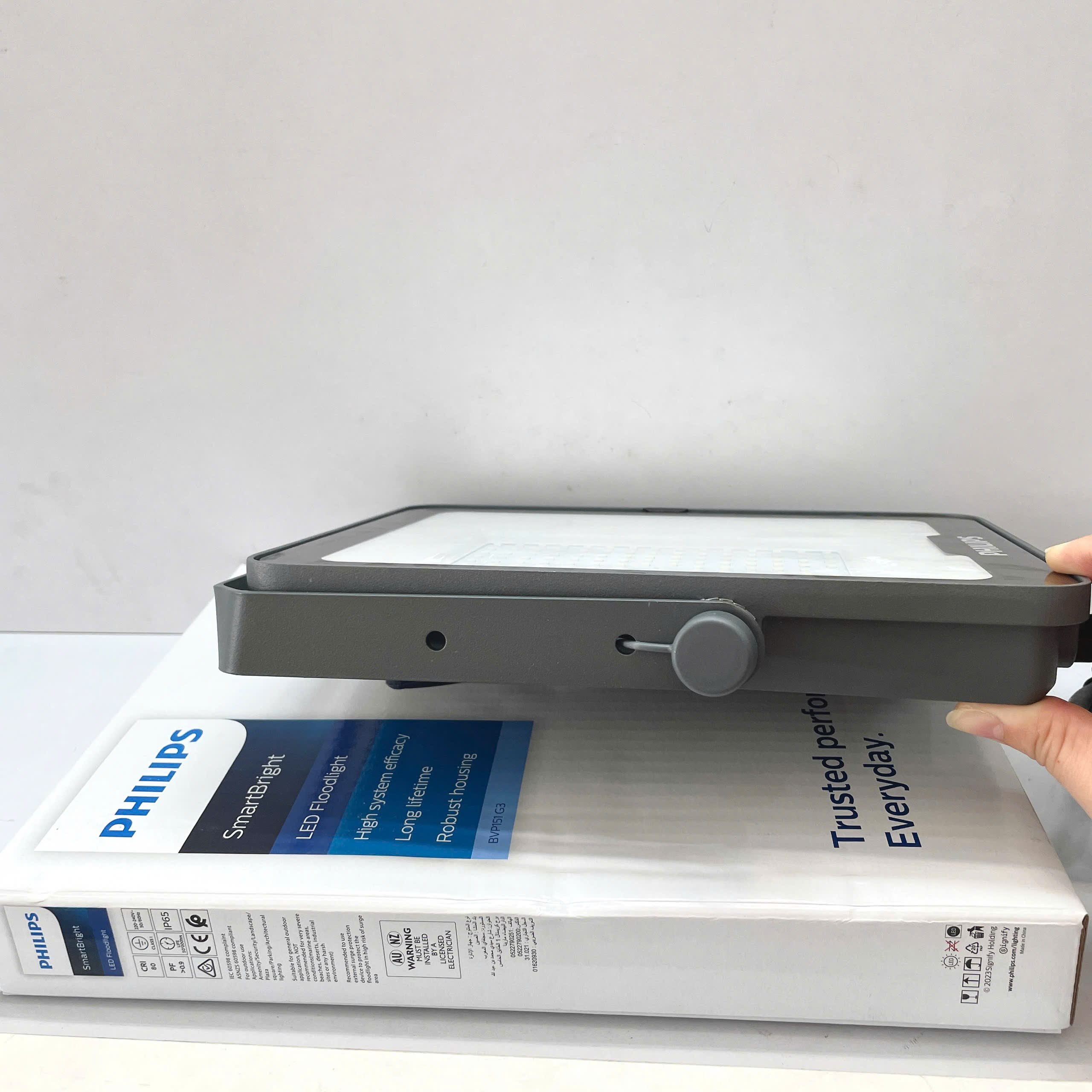 Hieu suat den pha led Floodlight ngoai troi Philips BVP151